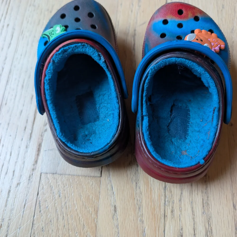 CROCS Kids Blue and Red Fleece Lined Clogs Size 6